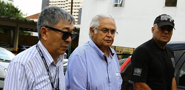 O ex-presidente do PP Pedro Corrêa (ao centro), condenado pelo mensalão