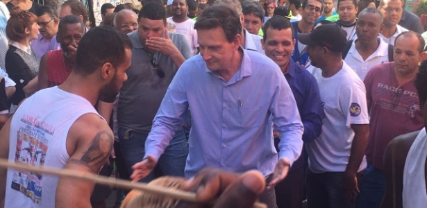 4.jan.2017 - Crivella arrisca passos de capoeira em uma roda na Via Ápia