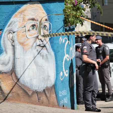 23.out.2023 - Mural de Paulo Freire na Escola Estadual Sapopemba, onde PM foi acionada após ataque com arma de fogo