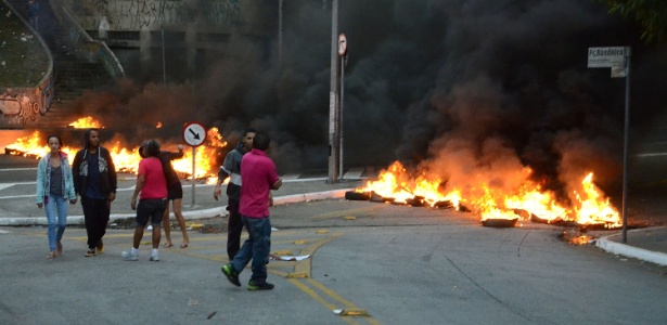 Manifestantes colocam fogo em pneus e bloqueiam a avenida 23 de Maio, em SP