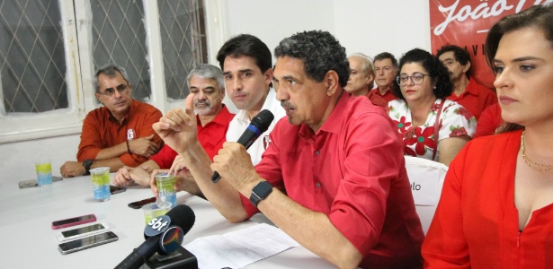 O ex-prefeito João Paulo (PT) concede entrevista após perder a disputa no Recife
