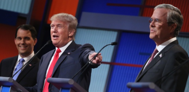 6.ago.2015 - Scott Walker, Donald Trump e Jeb Bush participam do primeiro debate dos pré-candidatos republicanos à Presidência dos EUA