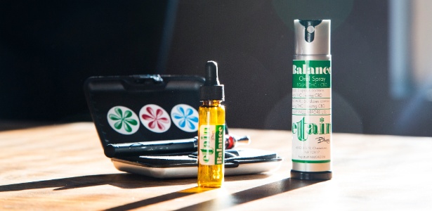 Pacote com produtos de maconha medicinal em dispensório da erva em Nova York, com um vaporizador, um conta-gotas e um spray oral