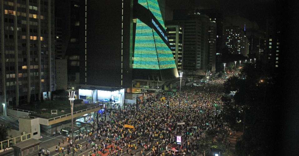 Manifestantes estendem faixa pelo impeachment de Dilma na Avenida Paulista (Foto: J.F.Diorio/Estadão Conteúdo)