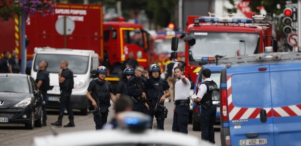 Policiais e bombeiros chegam à igreja Saint-Étienne-du-Rouvray, em Normandia