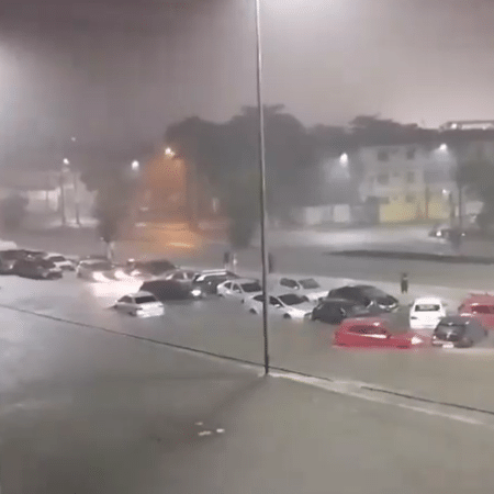 Avenida Brasil, na altura de Irajá, ficou completamente alagada