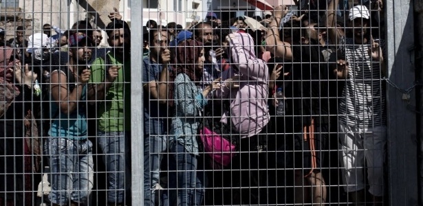 Imigrantes esperam por registro próximo a posto da polícia em Lesbos (Grécia)