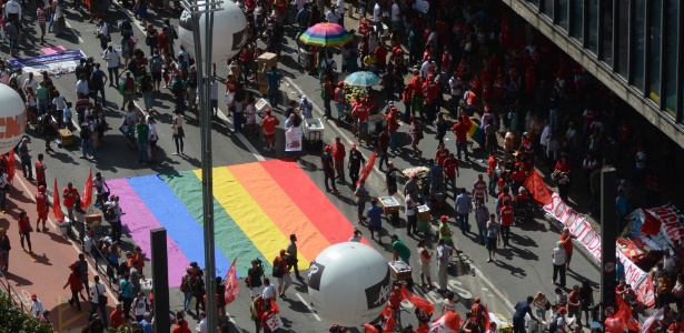 Grupos ligados à Apeoesp, à CUT e a entidades LGBT foram os primeiros a chegar