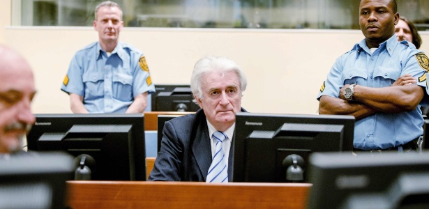 O líder sérvio Radovan Karadzic aguarda a leitura de seu veredicto em Haia (Holanda)