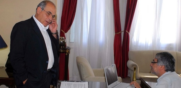 O então ministro Miguel Lopez Perito se reune com o ex-presidente Fernando Lugo em foto de 2009 
