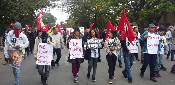 Jovens do MST protestam contra governo Temer em Porto Alegre - Flávio Ilha/UOL