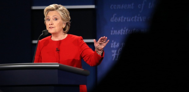 A candidata democrata Hillary Clinton fala durante debate em Hempstead, Nova York