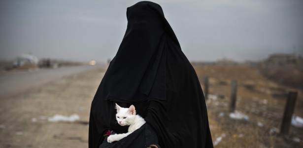 Com o corpo todo coberto, iraquiana segue para campo de refugiados depois de escapar de Mossul