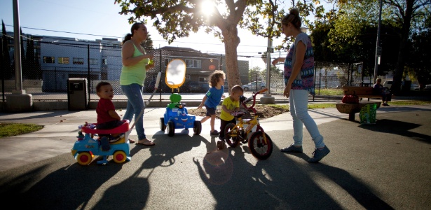 Lorenzo Pena, 14 meses, Judith Pena, 3 anos, Paulo Pena, 3 anos, Ginaluca Marzano, 14 meses, e Astrid Marzano, da esquerda para a direita, brincam no Woodbine Park, em Los Angeles (EUA)