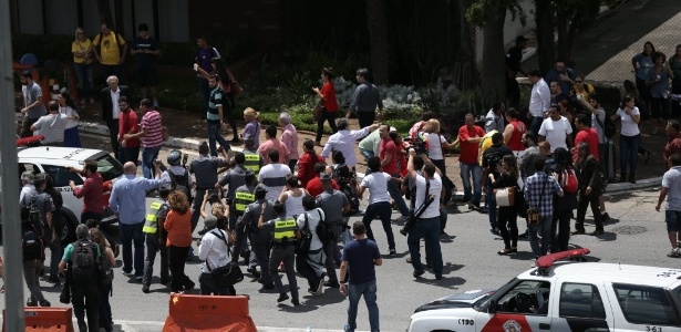 Manifestantes a favor e contra o PT, LUla e a presidente Dilma entram em confronto em frente ao aeroporto de Congonhas, em São Paulo, onde o expresidente depôs no dia 4 de março