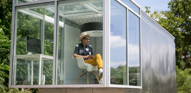 7.jul.2016 - Jeff Wilson, chefe da Kasita, dentro do protótipo de uma casa modular em Austin, Texas