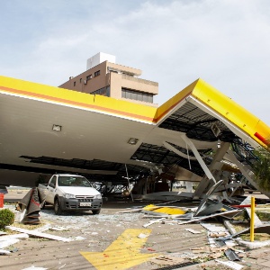 O teto de um posto de gasolina desabou na capital gaúcha durante temporal de sexta