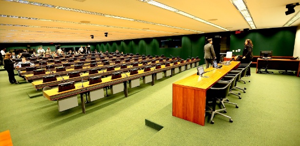 Plenário da Comissão de Constituição e Justiça da Câmara dos Deputados vazio antes da sessão