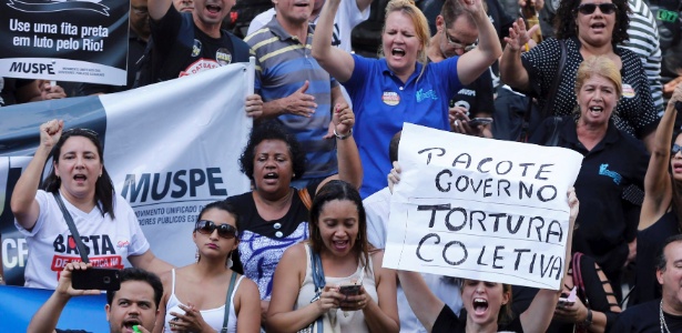 Servidores públicos protestam na frente da Alerj contra o pacote de austeridades do Governo do Estado