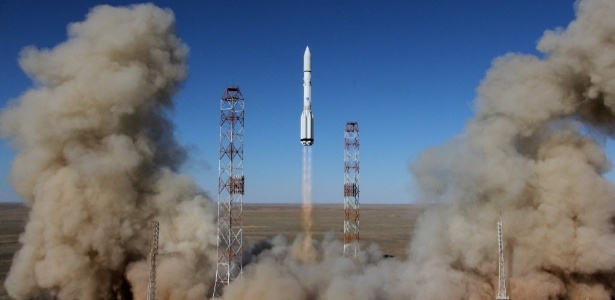 O foguete russo Proton-M, carregando o satélite britânico de comunicações Inmarsat-5 F3, decola de Baikonur, no Cazaquistão. O satélite que foi colocado em órbita completará o programa Global Express (GX), destinado a levar internet de banda larga para todos os lugares do planeta