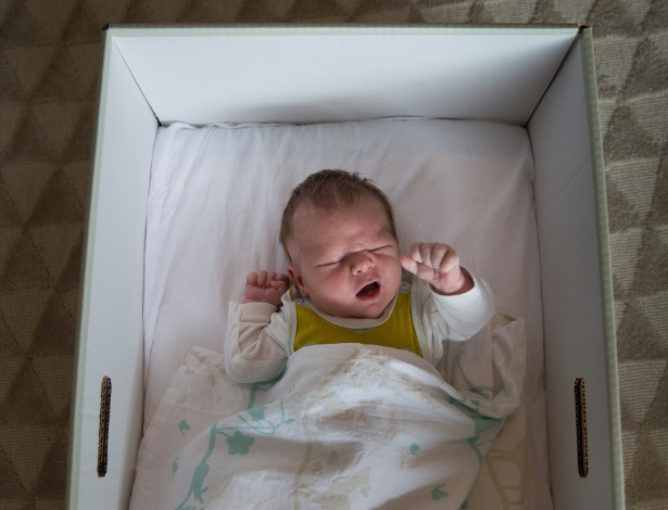 Bebê em caixa em uma maternidade em Kela, na Finlândia