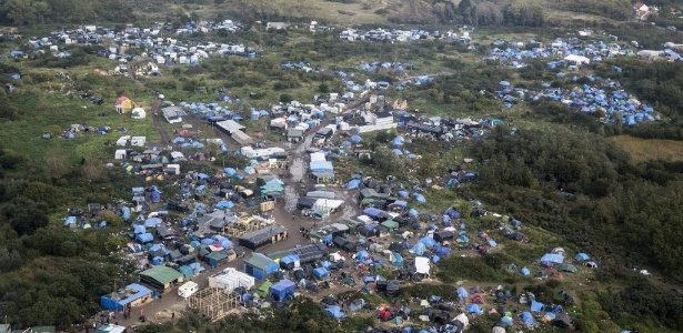 Vista aérea do acampamento improvisado para refugiados em Calais, na França
