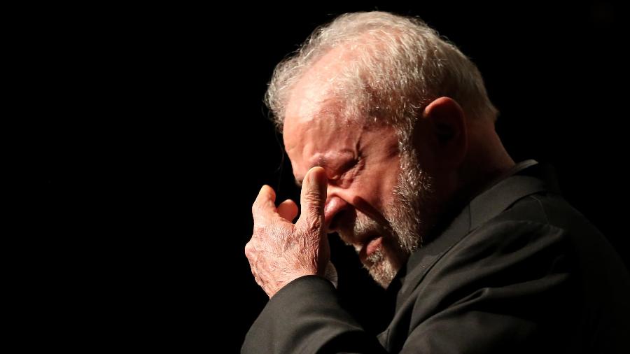 Lula chora ao falar da fome em discurso no gabinete de transição em Brasília