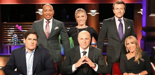 Os 'tubarões' do programa 'Shark Tank' nos EUA: Daymond John (em pé, à esq.), Barbara Corcoran, Robert Herjavec, Mark Cuban (sentado, à esq.), Kevin O'Leary e Lori Greiner