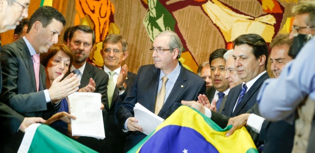 O presidente da Câmara, deputado Eduardo Cunha (PMDB-RJ), recebe das mãos dos líderes da oposição e da filha do jurista Hélio Bicudo, Maria Lúcia Bicudo, um novo pedido de impeachment