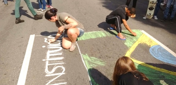 Manifestantes desenham a Constituição no asfalto da avenida Paulista - Flávio Costa/UOL