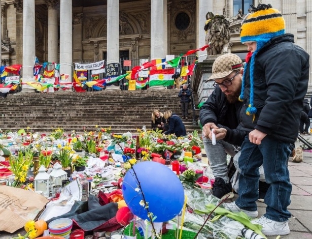27.mar.2016 - Belgas fazem homenagens aos mortos nos ataques em Bruxelas