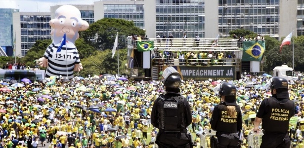 DF: PM faz cordão de segurança para que manifestantes não entrem no Congresso - Evaristo Sá/AFP