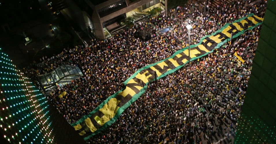 Manifestantes estendem faixa pelo impeachment de Dilma na Avenida Paulista (Foto: J.F.Diorio/Estadão Conteúdo)