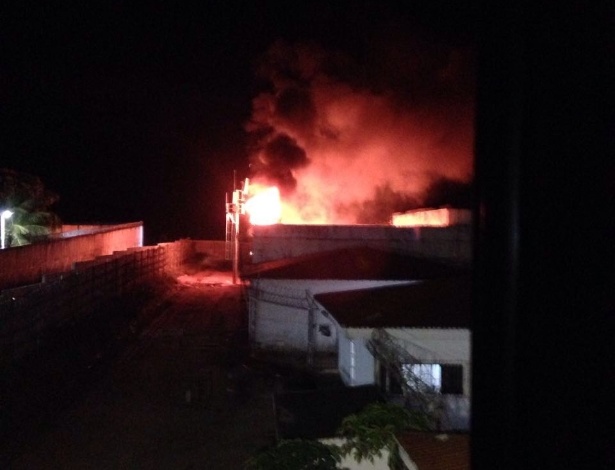 Incêndio provocado por detentos do Presídio Estadual de Parnamirim (RN) para tentar danificar os bloqueadores de celular