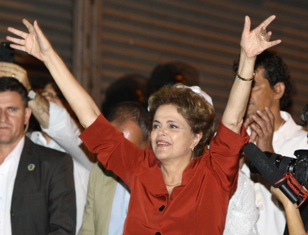 A presidente afastada Dilma Rousseff fala com manifestantes contrários ao seu impeachment durante ato em Belo Horizonte