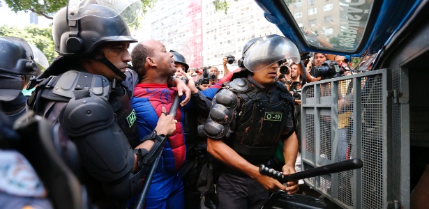 Manifestante fantasiado de Homem-Aranha é detido pela PM durante protesto contra Temer no Rio - Marcelo de Jesus/UOL