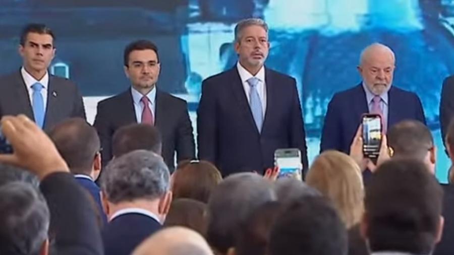 Lula (PT) e Arthur Lira (PP-AL) na posse de Celso Sabino, à direita do presidente da Câmara, para o Ministério do Turismo