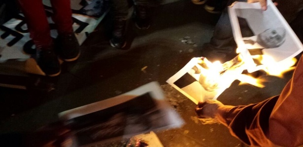 Cartazes com a imagem de Temer foram queimados durante ato na Paulista