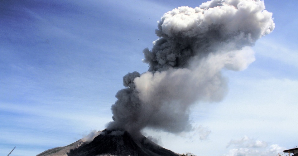 As Cinzas Que O Vulcão Expele