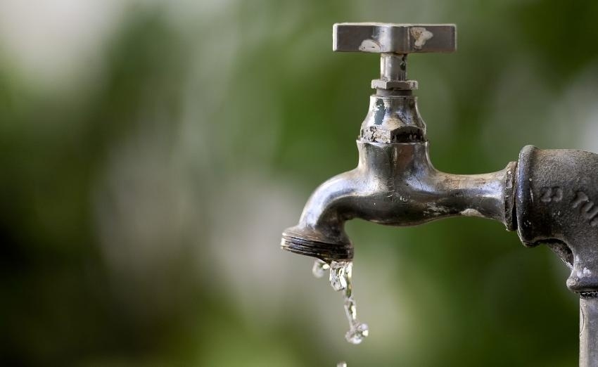 http://imguol.com/c/noticias/77/2015/09/21/torneira-agua-falta-de-agua-sabesp-1442879279476_850x522.jpg
