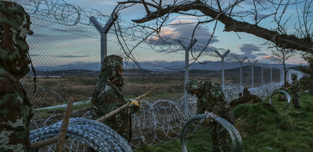 Soldados macedônios reforçam cerca ao longo da fronteira com a Grécia