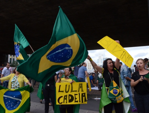 Manifestantes vão para a avenida Paulista, em São Paulo, protestar contra a nomeação do ex-presidente Luís Inácio Lula da Silva como ministro da Casa Civil