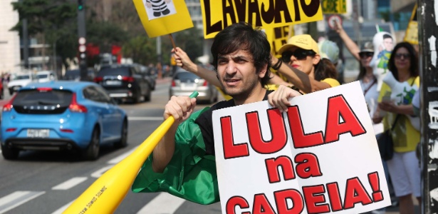 Manifestação reuniu cerca de 30 pessoas na tarde deste sábado (17) na Paulista
