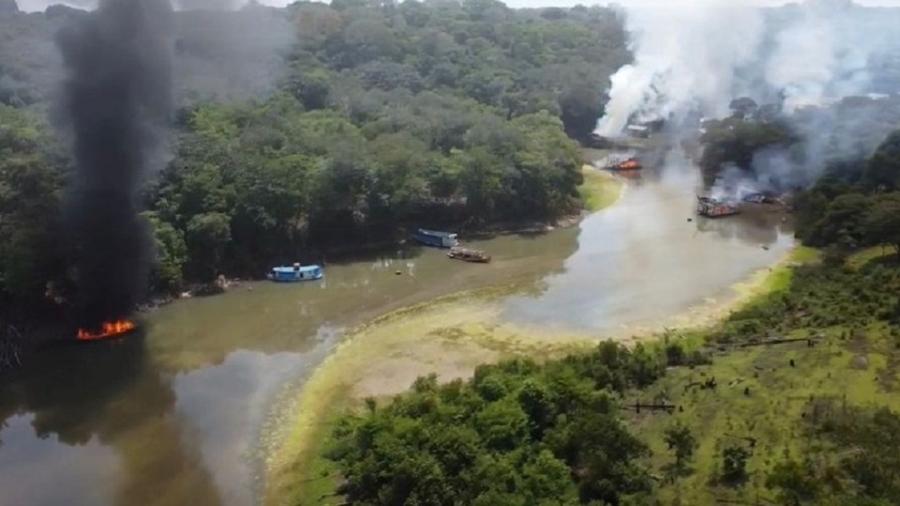 Para fugir da fiscalização, balsas de garimpo migram para Amazônia profunda  - 14/11/2022 - UOL TAB