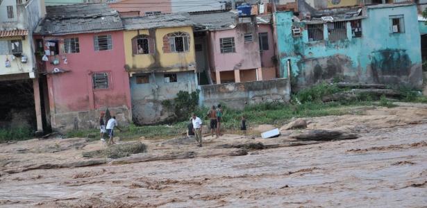 Rio Doce, em Minas Gerais, é tomado pela enxurrada de lama das barragens da Samarco