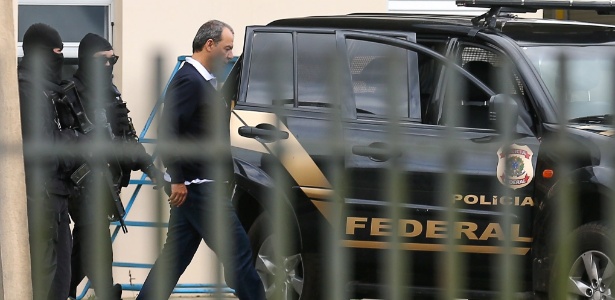 O ex-governador Sérgio Cabral (PMDB) é conduzido por agentes no aeroporto Internacional de Curitiba neste sábado 