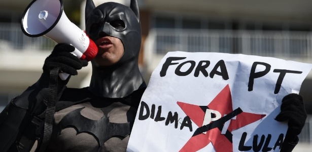Batman marca presença em protesto no Rio de Janeiro - Vanderlei Almeida/AFP