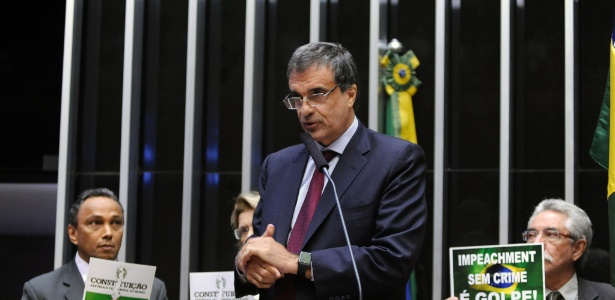 O advogado-geral da União, José Eduardo Cardozo, faz pronunciamento em defesa da presidente Dilma Rousseff na Câmara