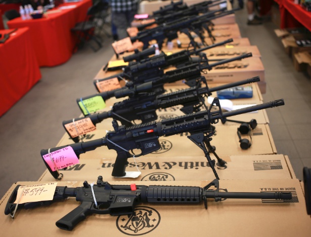 Fuzis AR-15 Smith & Wesson à venda em exposição de armas em Loveland, Colorado (EUA)