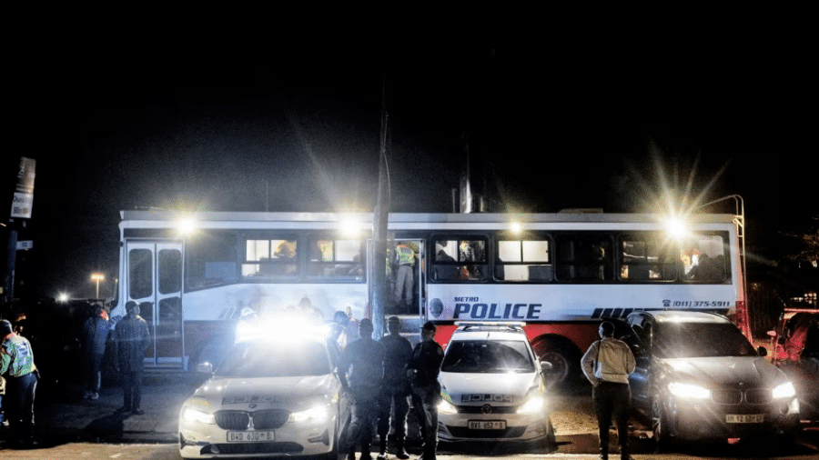 A polícia enviou reforços ao local.